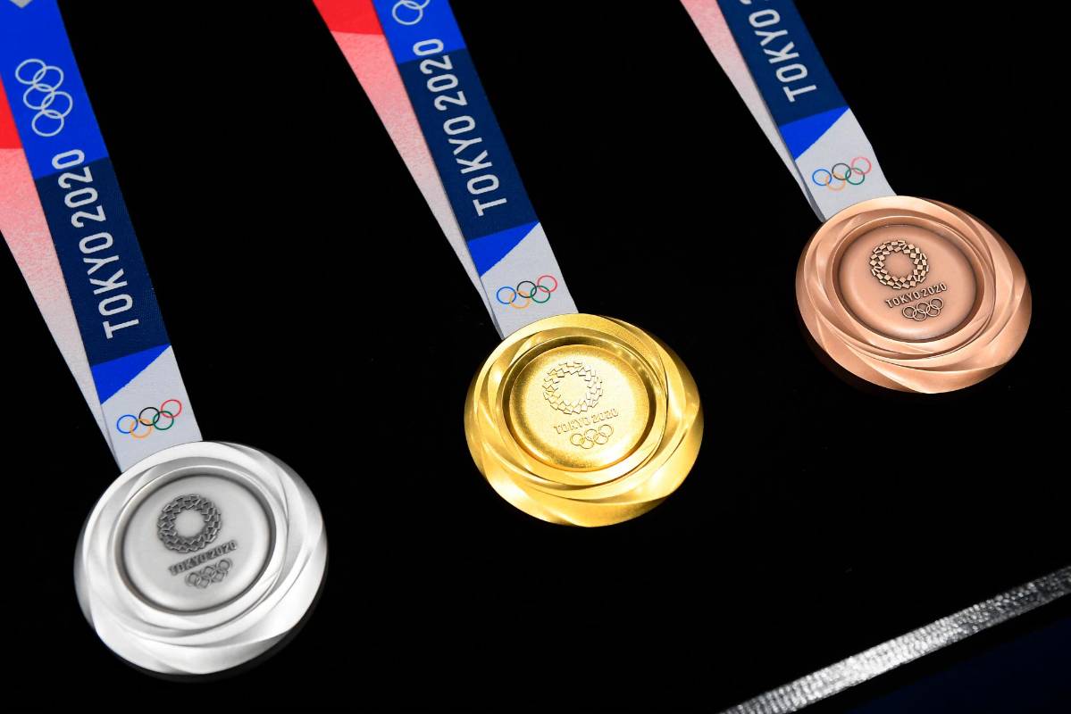  Durante la ceremonia Las medallas de plata, oro y bronce se muestra el diseño exclusivo para los juegos Olímpicos de Tokio 2020. FOTOS GETTY