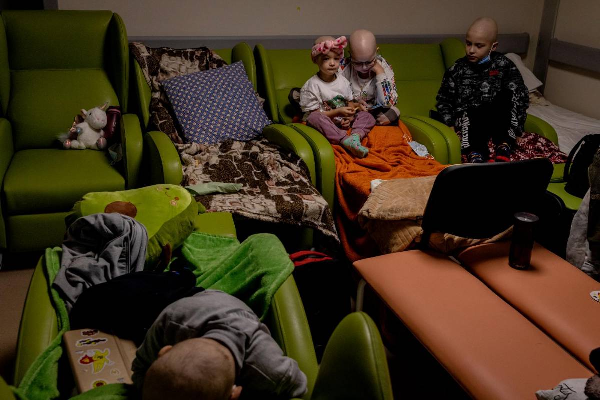 Niños que reciben tratamiento por cáncer descansan en el refugio antibombas de la sala de Oncología del Hospital Infantil de Kiev. Foto: Getty
