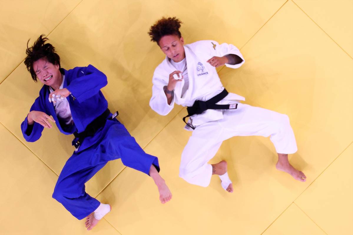 Uta Abe del equipo de Japón reacciona después de que derrotó a Amandine Buchard del equipo de Francia durante la final de 52 kg de judo femenino. Foto Getty Images