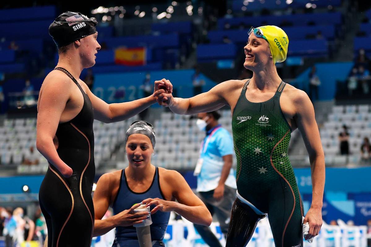 Natalie Sims del equipo de EE. UU. y Ellie Cole del equipo de Australia se preparan para competir en la final de 400 m estilo libre femenino. Foto: Getty