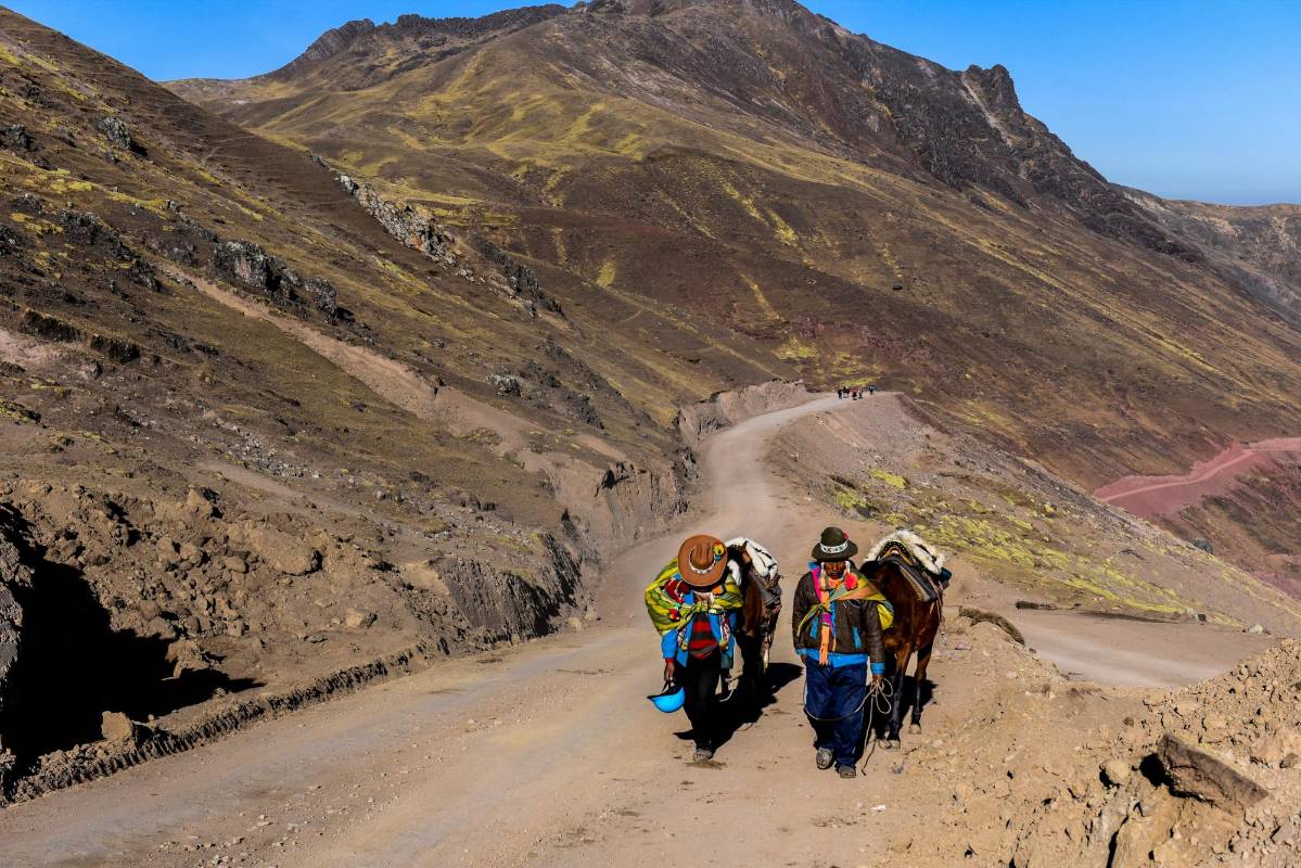 Teñida de varios colores producto de la combinación de minerales. Esta montaña tiene sus laderas y cumbres teñidas de diversos colores que incluyen el amarillo, rosado, verde, rojo, morado y otras más tonalidades. FOTOS GETTY