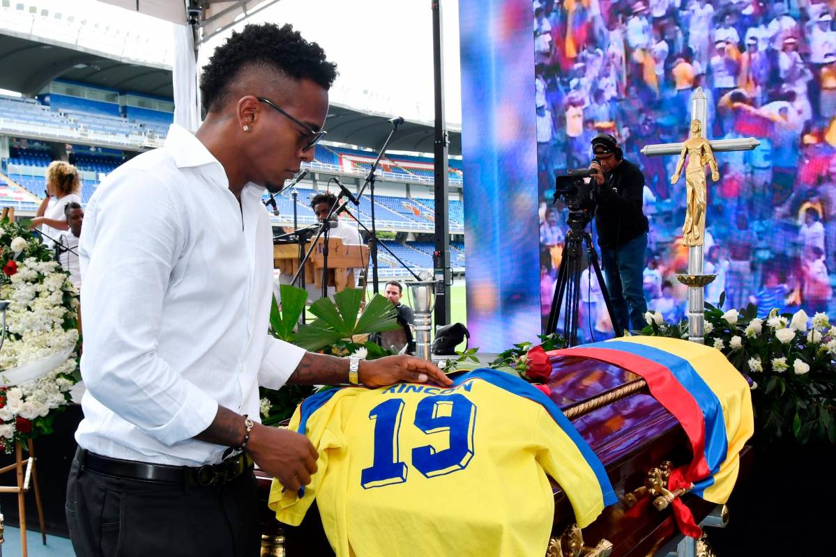 Su hijo Sebastián Rincón acompañó todo el momento el féretro de su padre. Foto: Getty