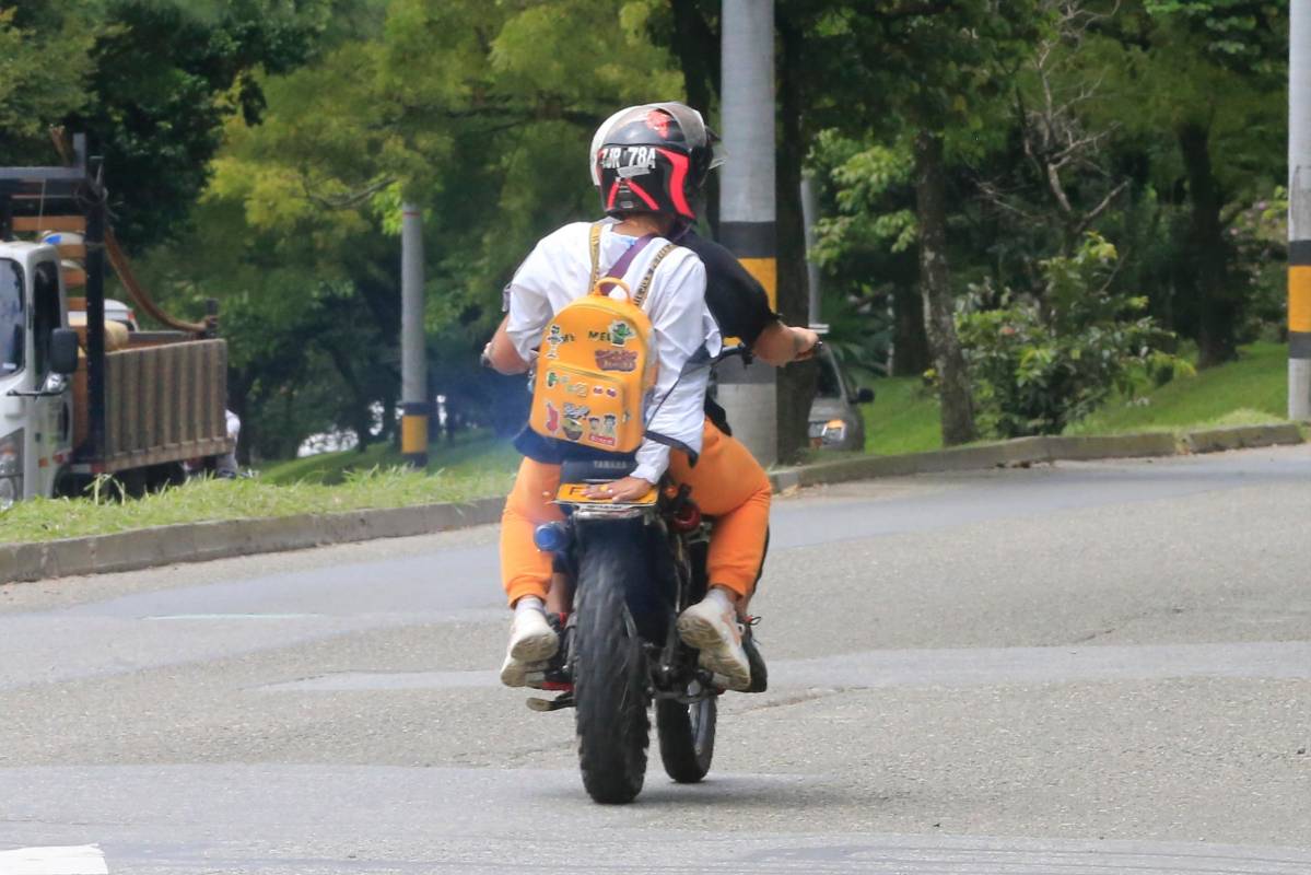 Las placas no solo las tapan para evitar ser sancionados por alta velocidad o pico y placa, también por la falta de documentos vigentes. Foto: Esneyder Gutiérrez Cardona.