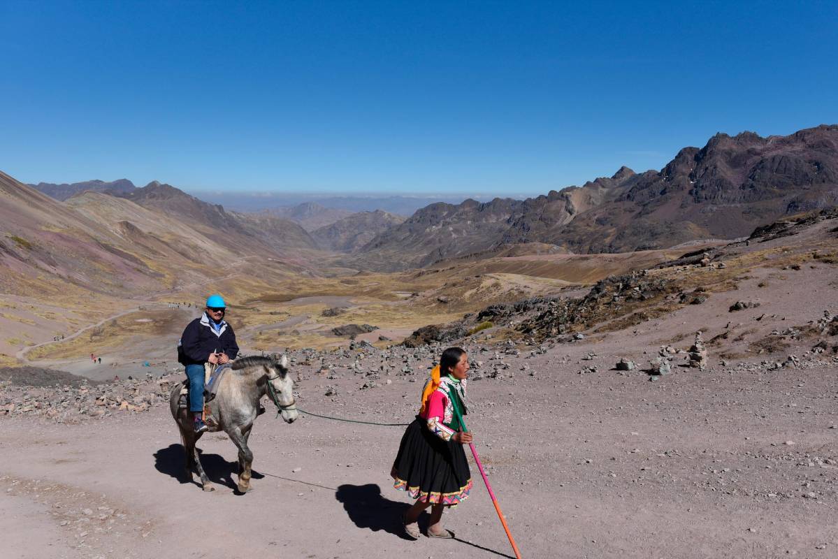 Es un viaje por carretera para llegar Pitumarca. Luego te embarcas por un camino de trocha hasta la comunidad de Pampa Chiri. El trayecto continua y este se puede realizar a caballo o a pie, ayudado por lugareños del sector. FOTOS GETTY