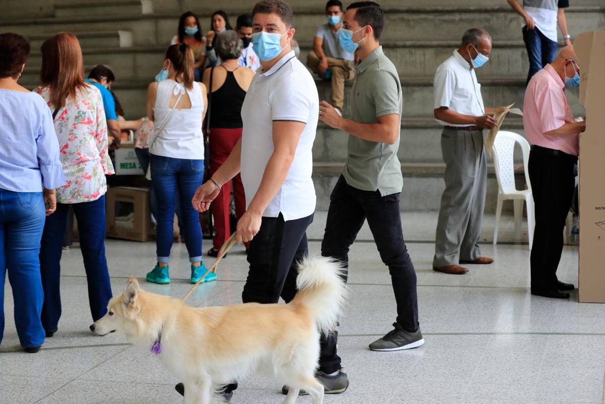 Ciudadanos han reportado que les han cambiado sus lugares de votación. Foto: Manuel Saldarriaga
