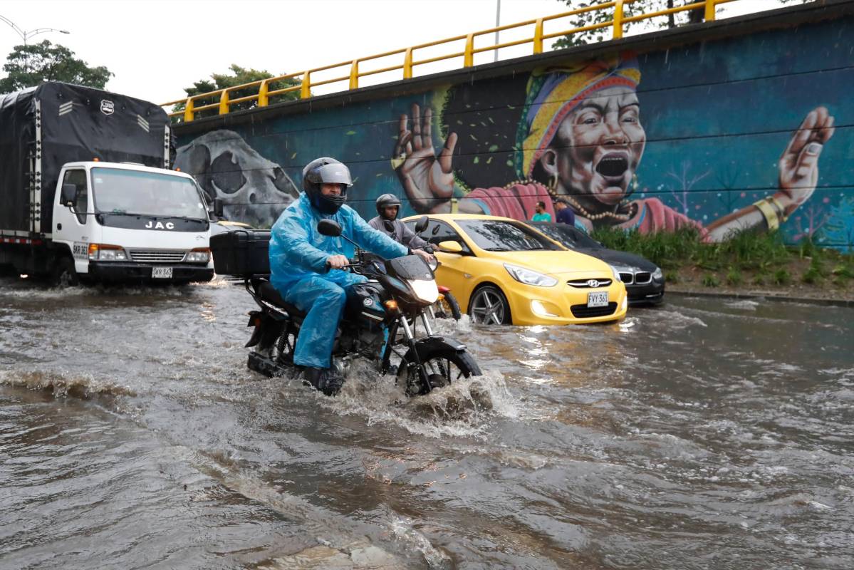 A los vehículos les tocó transitar en medio de las inundaciones, los motocicletas padecieron los charcos en mayor medida y muchos preferían hacerse a un lado y esperar a que bajara un poco el nivel del agua. FOTO: Manuel Saldarriaga 