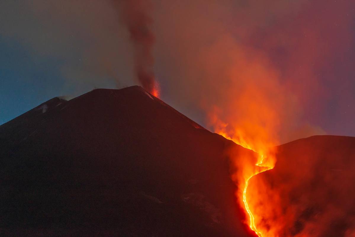 Las frecuentes erupciones del volcán Etna han causado afectaciones a los pueblos aledaños, debido a la gran cantidad de lava y ceniza que emite Foto: Getty
