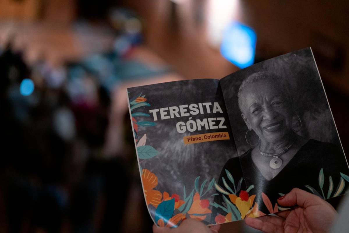 El evento tuvo un intermedio y el público aprovechó para leer el programa con datos biográficos de Teresita. FOTO Cortesía Marcela Gómez / Teatro Metropolitano
