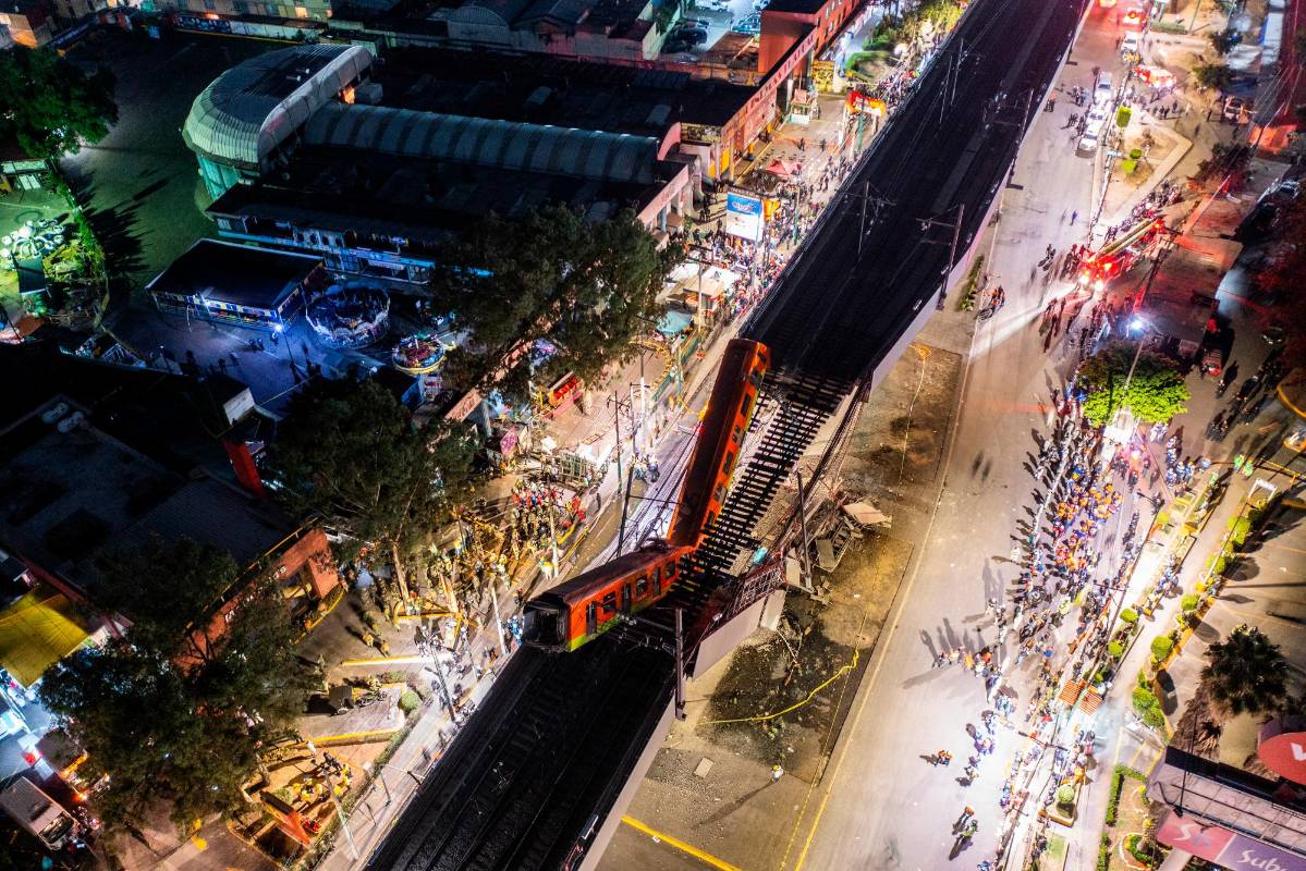 Un auto que estaba varado debajo del puente habría quedado atrapado por el desplome de los vagones. Foto GettyImages