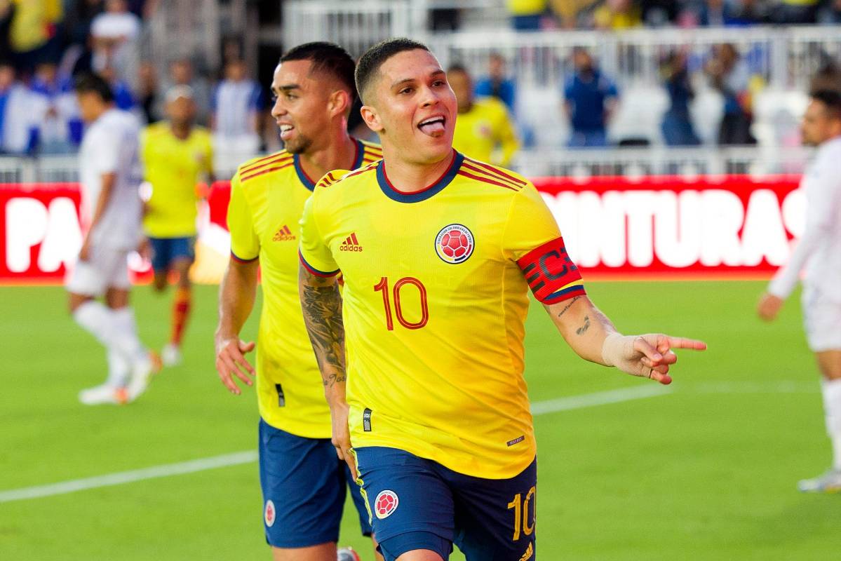 Juan Fernando Quintero celebra junto a sus compañeros luego de convertir un gol ante el seleccionado de Honduras. Foto: FCF