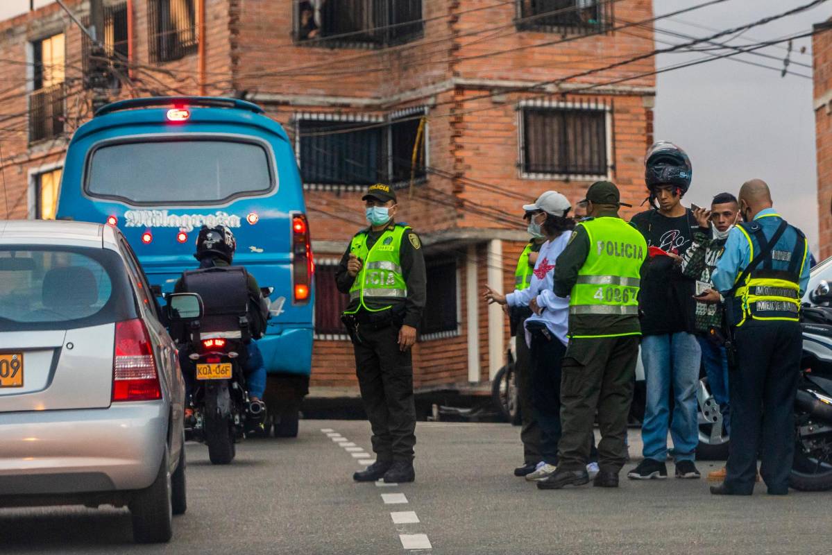 En el barrio Loreto se hicieron controles por parte de la policía para hacer cumplir el toque de queda. Foto: Carlos Velásquez