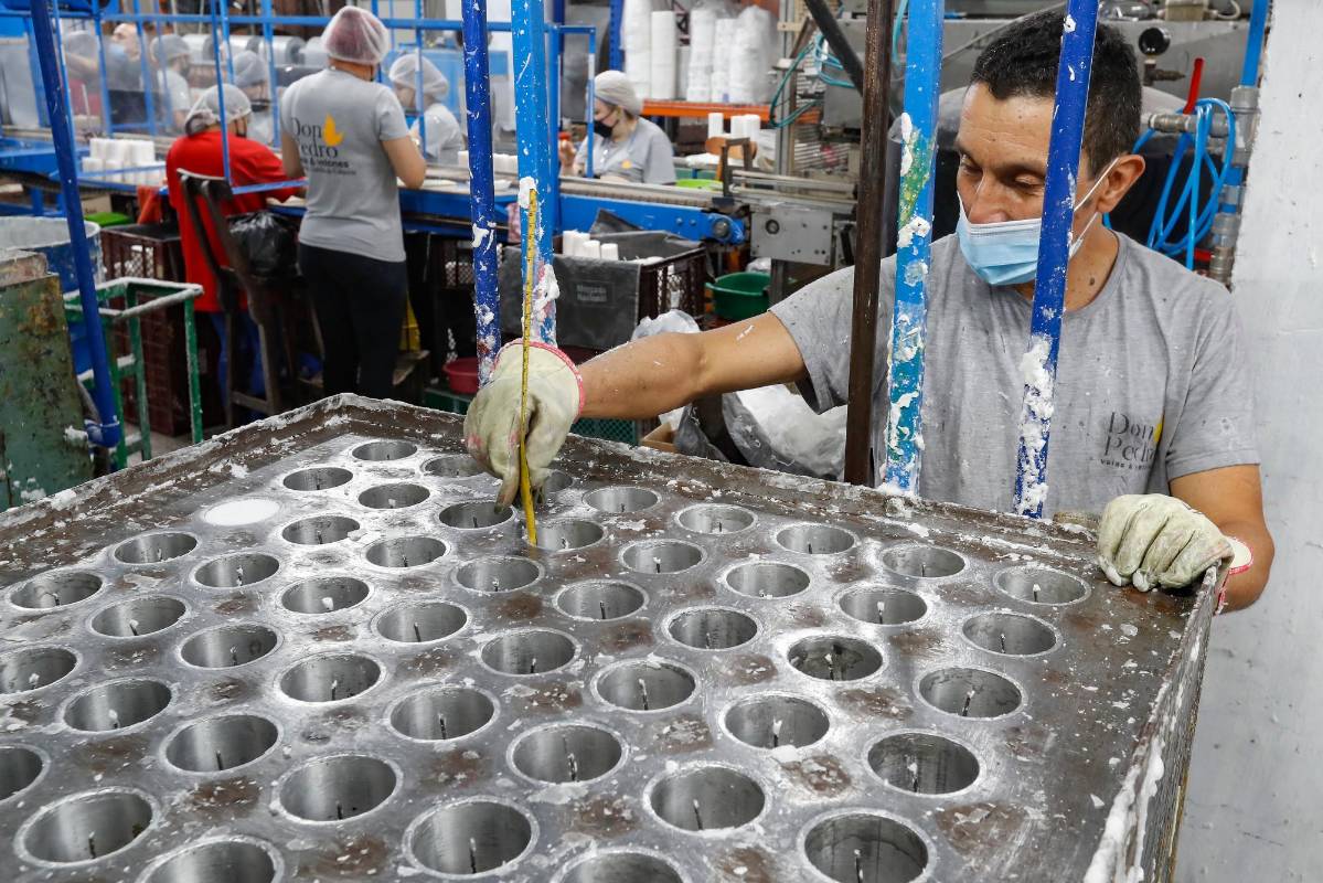 Normalmente en el mercado nacional se consumen 2.000 toneladas de velas al mes, una cantidad que se incrementa durante septiembre, octubre y noviembre. Foto Manuel Saldarriaga