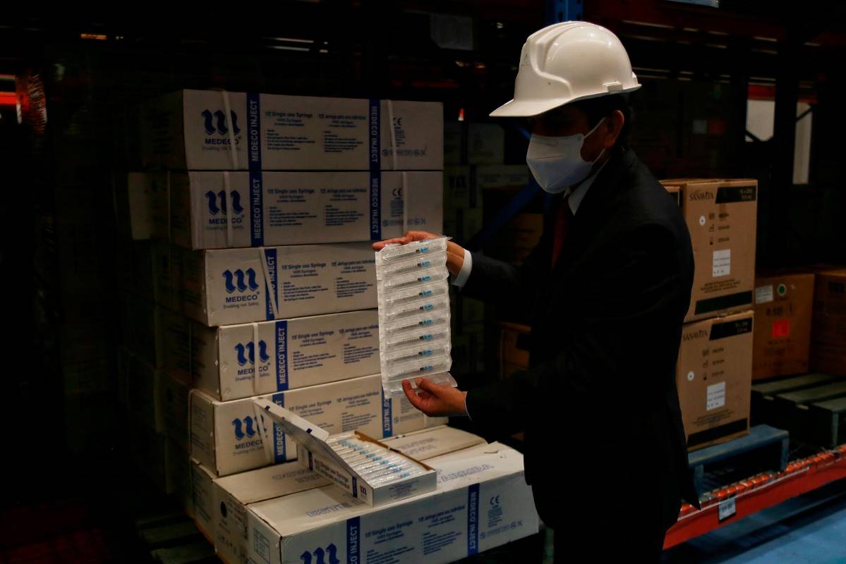 Según explicó Gerardo Burgos, secretario general del Ministerio de Salud, todos los biológicos del país pasan por esta bodega. FOTO COLPRENSA