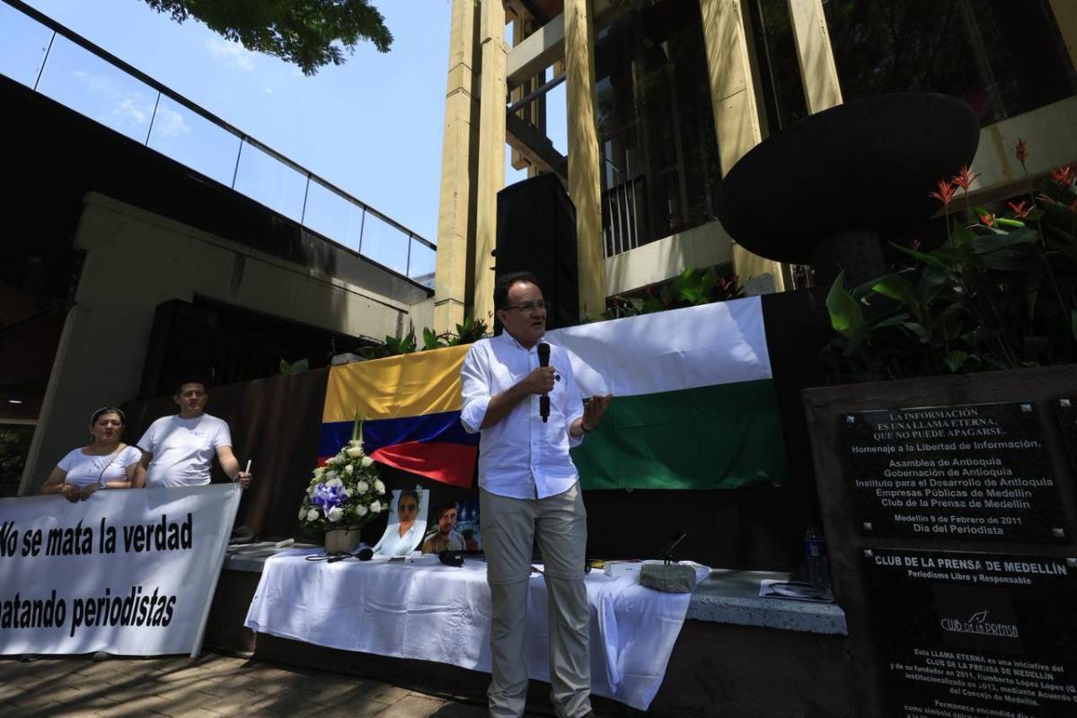 Frente a la Llama Eterna, colegas y ciudadanos recordaron la vida y el legado del periodista Mateo Pérez Rueda, asesinado en Briceño, Antioquia. Foto: Camilo Súarez