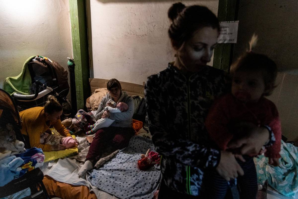 Según reporte de la ACNUR en pocos días, esta situación podría convertirse en la mayor crisis de refugiados de Europa en lo que va de siglo. Las madres atienden a sus bebés que están bajo tratamiento médico en el refugio antibombas de la sala pediátrica del Hospital Infantil Okhmatdyt. Foto: Getty