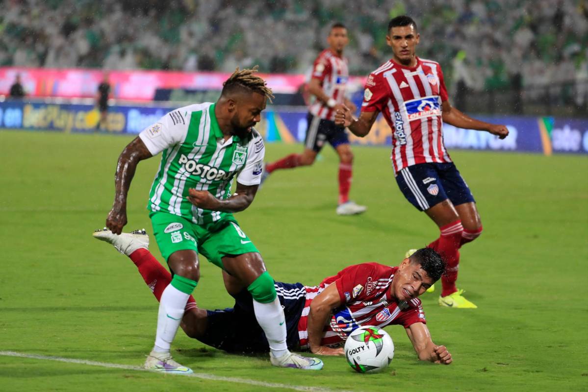 La lluvia afectó el campo de juego y el balón no rodó de la mejor manera durante gran parte del partido. FOTO: JAIME PÉREZ