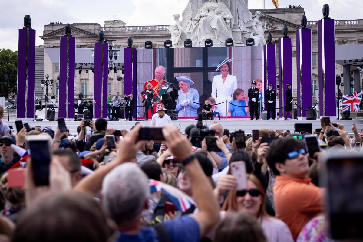Han sido pocas las ocasiones en que la reina Isabel II ha sido vista en público en el último año debido a sus problemas para andar, que hace con la ayuda de un bastón.