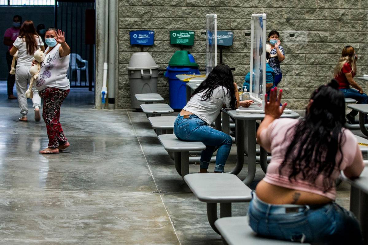 Las visitas tipo entrevista se realizan desde el 3 de marzo en todas las cárceles del país. Se reciben un máximo de 50 personas al día. FOTO: Julio César Herrera