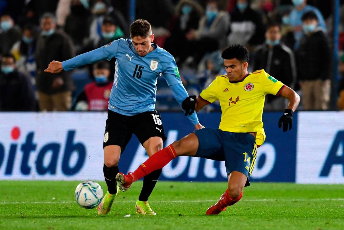 Luis Díaz de Colombia y Valverde de Uruguay en un pasaje del juego.