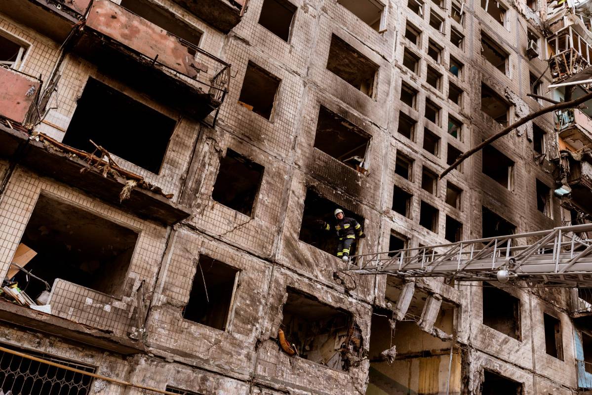  Los servicios de emergencia ucranianos indicaron que los ataques contra zonas residenciales en distintos distritos han aumentado. Foto Getty