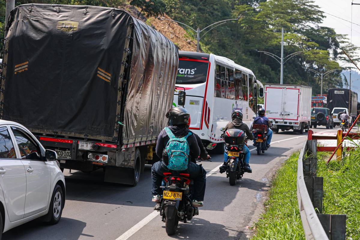 La razón de la protesta, según los transportadores, es el incremento en los tiempos de traslado. Desde que iniciaron las obras de la segunda fase del plan maestro de acueducto y alcantarillado en el sector de Ancón, los transportistas aseguran que sus recorridos se han incrementado en al menos una hora. Foto: Manuel Saldarriaga Quintero.