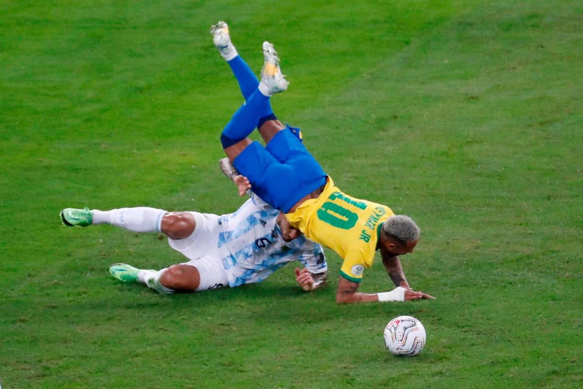 Neymar fue siempre muy referenciado por la marcación Argentina. Foto: EFE