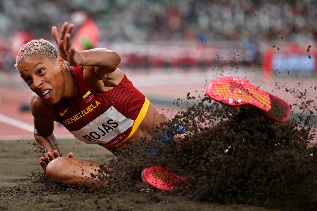 Yulimar Rojas, hizo historia en Tokio 2020 al ganar la medalla de oro y batir el récord olímpico y mundial, en el salto triple femenino. Foto AFP