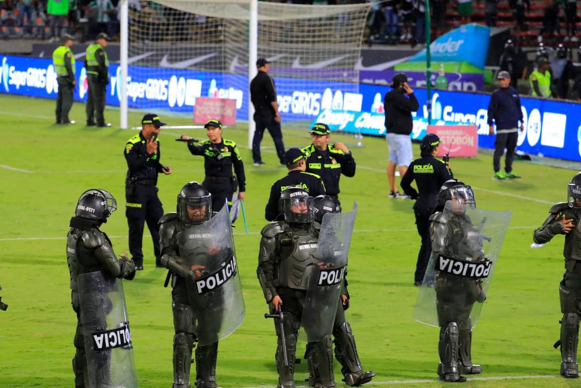 La policía tuvo que intervernir y ubicarse en la gramilla del Atanasio. FOTO Jaime Pérez