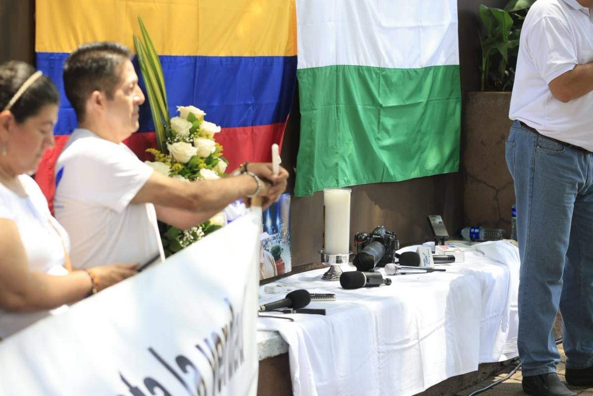 Banderas de Colombia y Antioquia acompañaron el homenaje realizado en Medellín al periodista Mateo Pérez Rueda, asesinado a los 24 años. Foto: Camilo Súarez