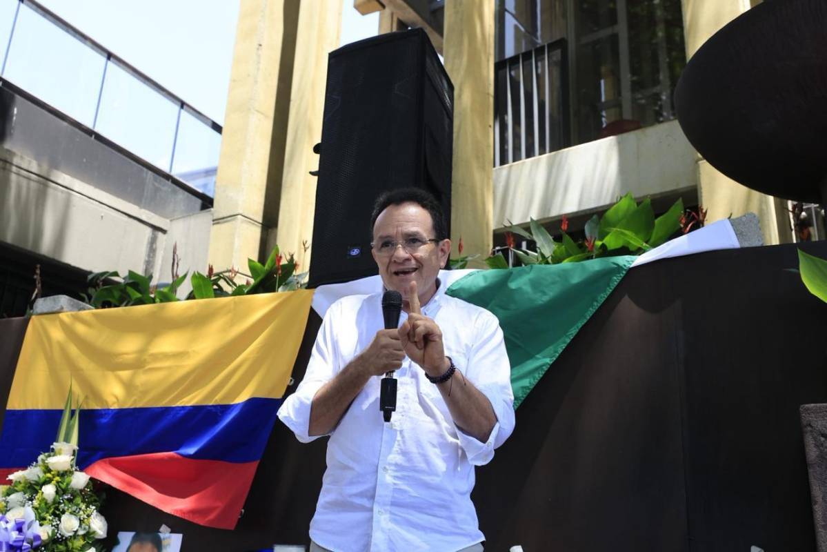 El gremio periodístico de Antioquia recordó a Mateo Pérez Rueda con una velatón y actos simbólicos en defensa de la libertad de prensa. Foto: Camilo Súarez