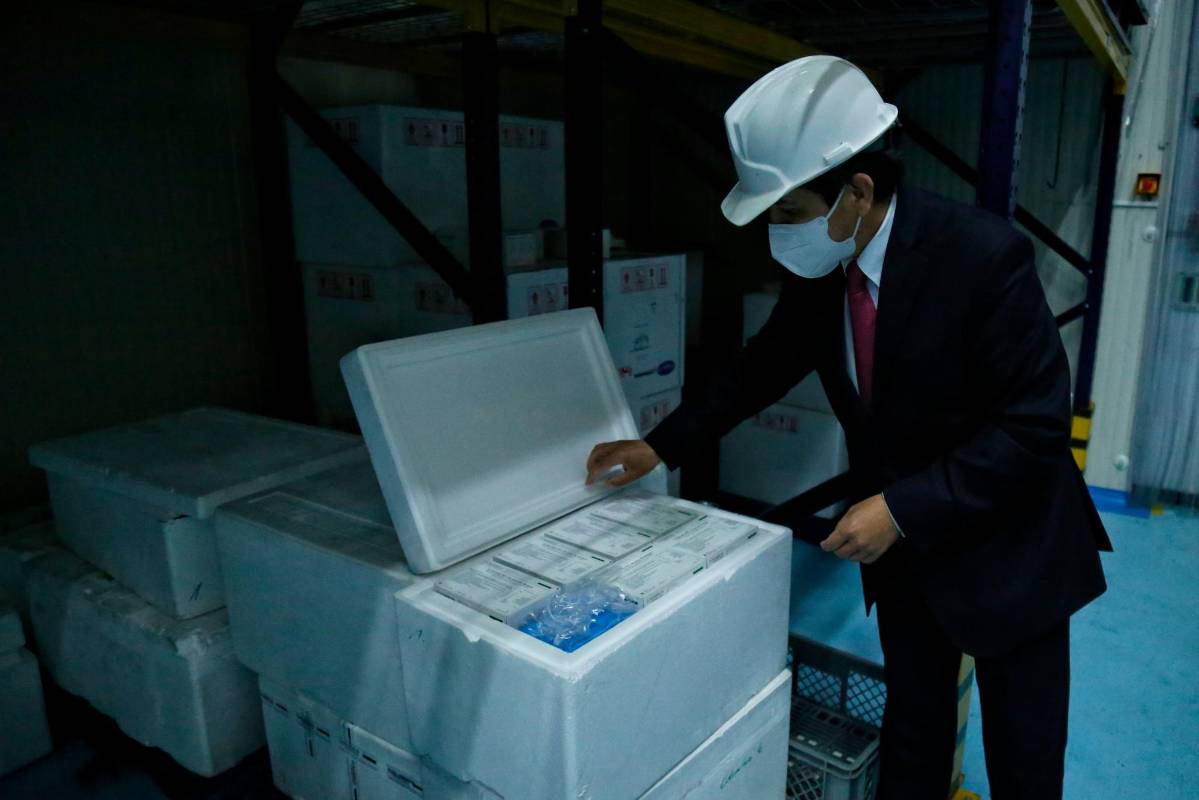 El área de refrigeración, que se divide en dos cuartos, cada uno con capacidad para 25 millones de dosis, permite mantener todas las vacunas que requieren de una cadena de frío entre los dos y los ocho grados centígrados. FOTO COLPRENSA