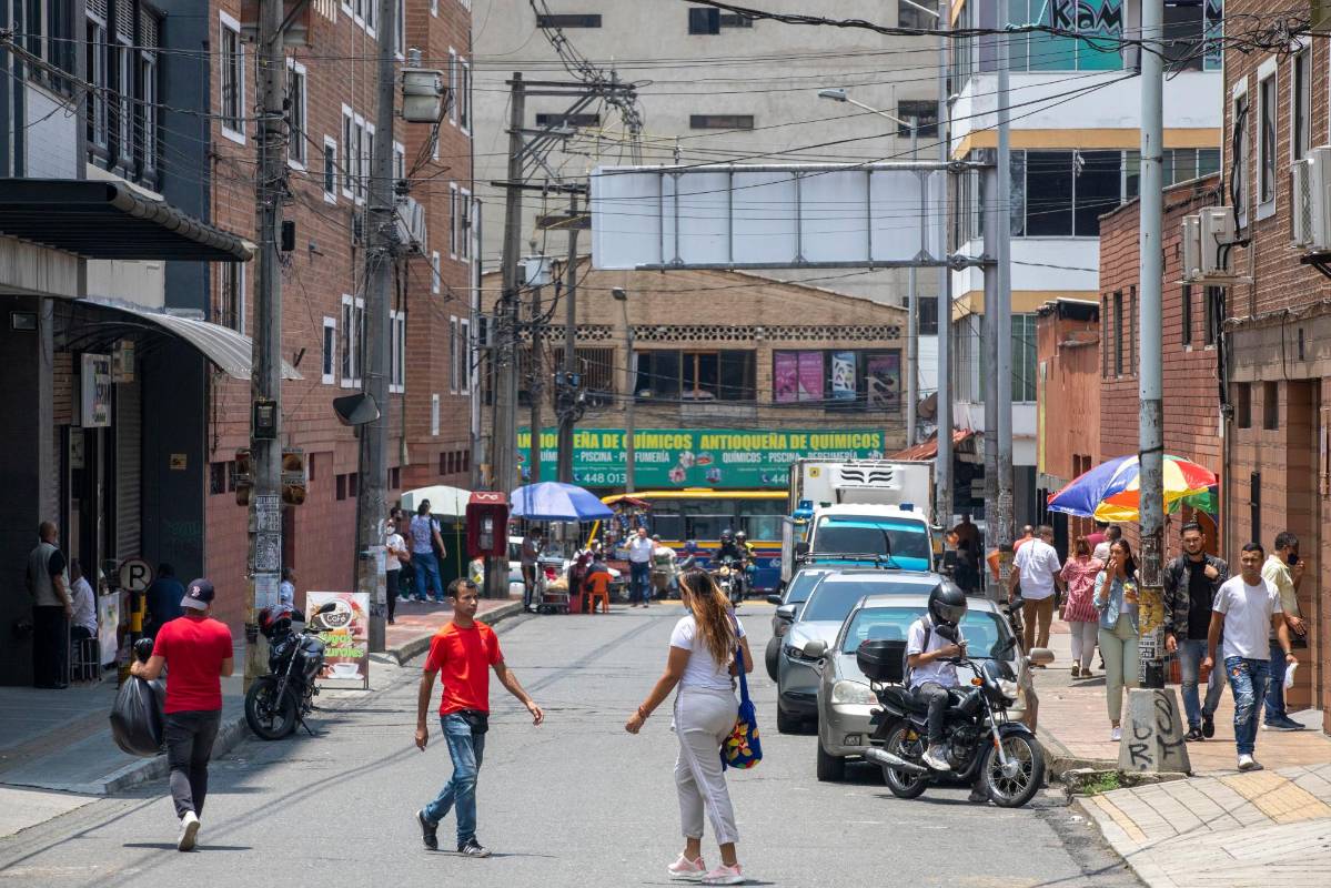 El sitio donde debía quedar el parque es habitado por algunos restaurantes y una librería, cuenta con la presencia transeúntes y estudiantes de Unaula. Foto: Edwin Bustamante