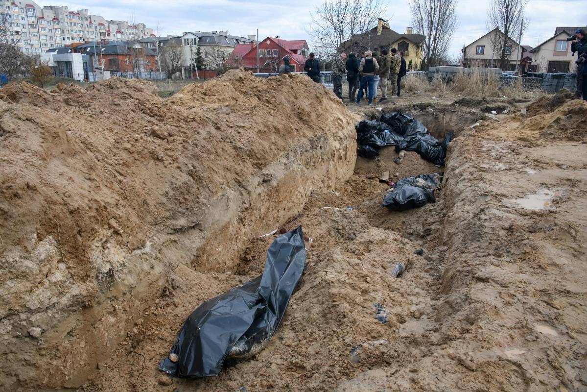 En las fosas halladas en Bucha, cerca de Kiev, se han contabilizado centenares de civiles muertos, algunos con signo de tortura. Foto: GETTY
