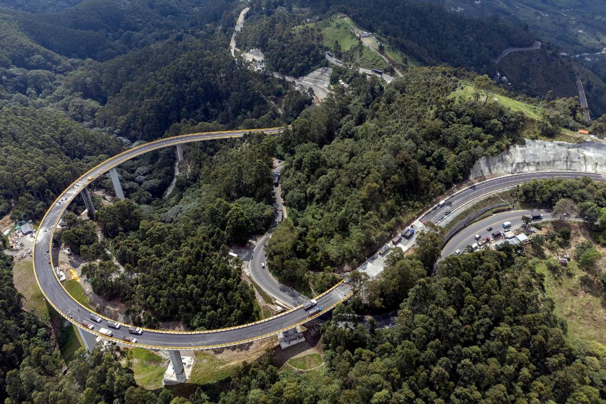 Considerada una de las obras de infraestructura más importantes de Colombia, el Cruce de la Cordillera Central costó más de 2.900 millones de pesos. Foto: Getty.