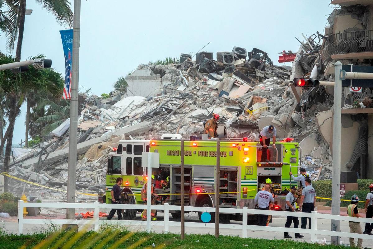 El alcalde de Surfside, Charles Burckett, confirmó en una rueda de prensa que una de las primeras personas rescatadas murió al llegar al hospital y subrayó que es posible que haya más muertos pues la parte este del edificio se derrumbó planta sobre planta y puede haber personas aplastadas entre las capas. Foto EFE