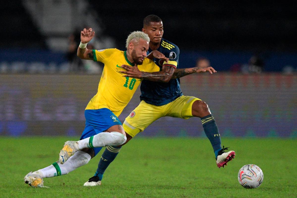 Colombia ganaba 1 a 0 en el minuto 78 del partido, el juez validó un gol de Brasil en una confusa jugada en la que la pelota lo impactó. Los jugadores colombianos se quedaron esperando que el árbitro parara el partido. Foto AFP