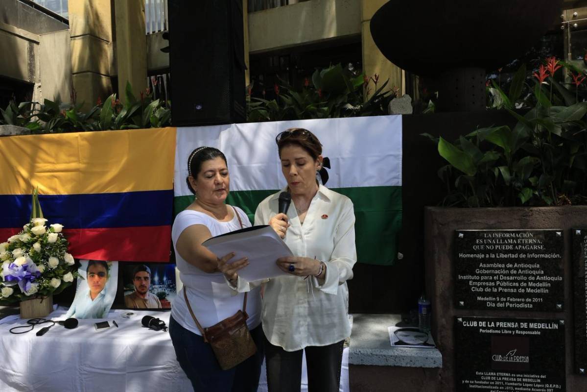Periodistas y comunicadores se reunieron en Medellín para rendir homenaje a Mateo Pérez Rueda y exigir garantías para el ejercicio periodístico en Colombia. Foto: Camilo Súarez