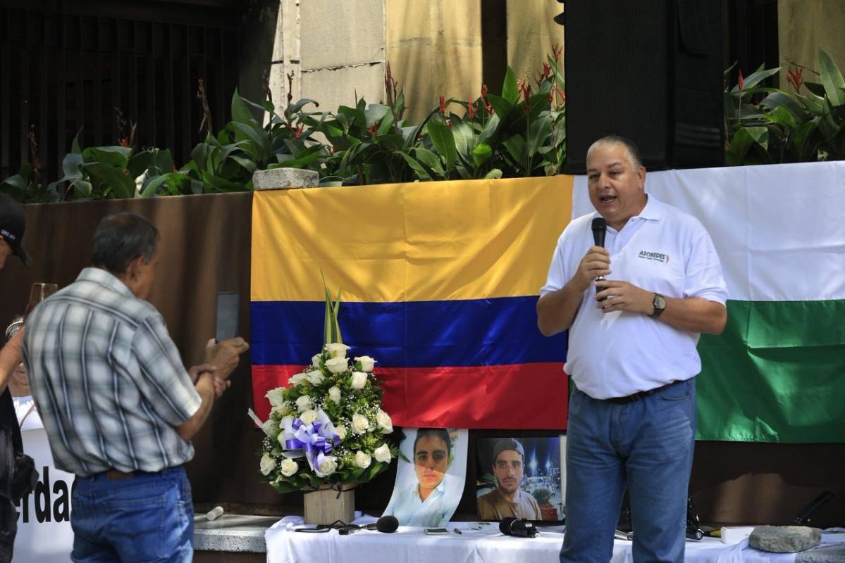 Comunicadores y reporteros gráficos alzaron su voz en Medellín para rechazar la violencia contra la prensa tras el asesinato de Mateo Pérez Rueda. Foto: Camilo Súarez