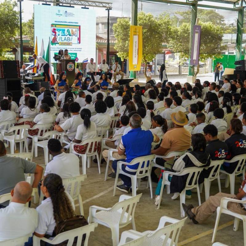 Acto de inauguración del primer laboratorio de robótica en Apartadó, donde estuvo presente el viceministro de Talento y Apropiación Social del Conocimiento, Fernando Henao. FOTO: Cortesía MinCiencias