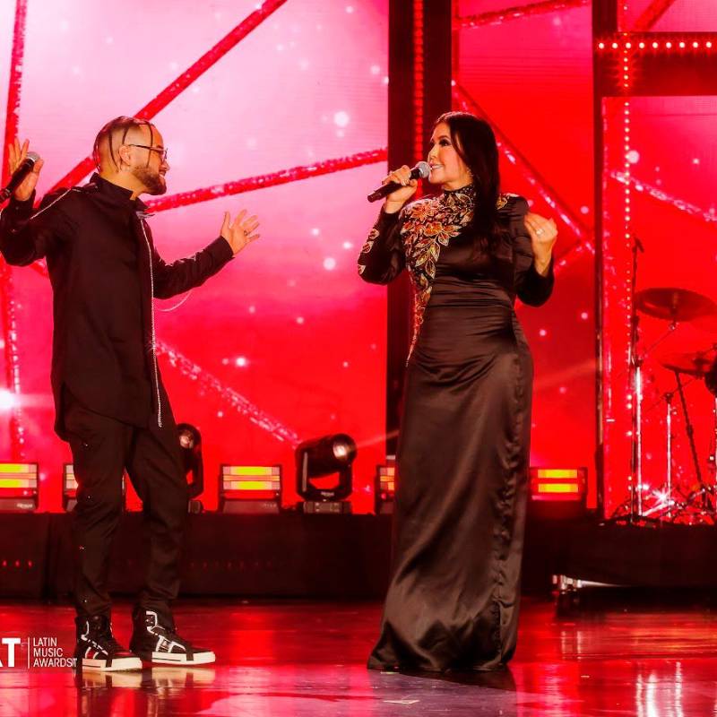 Nacho y Arelys Henao en el escenario de los Premios Heat. FOTO Cortesía