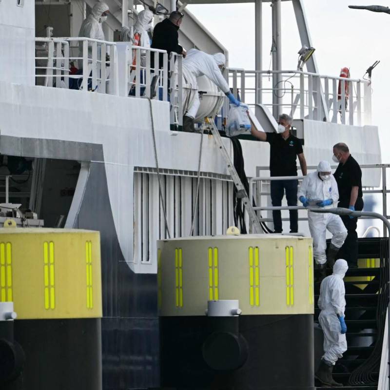 Un crucero golpeado por el mortal brote de hantavirus llega al puerto holandés de Rotterdam para su desinfección, poniendo fin a un viaje problemático que puso en alerta a las autoridades sanitarias internacionales. FOTO: AFP.