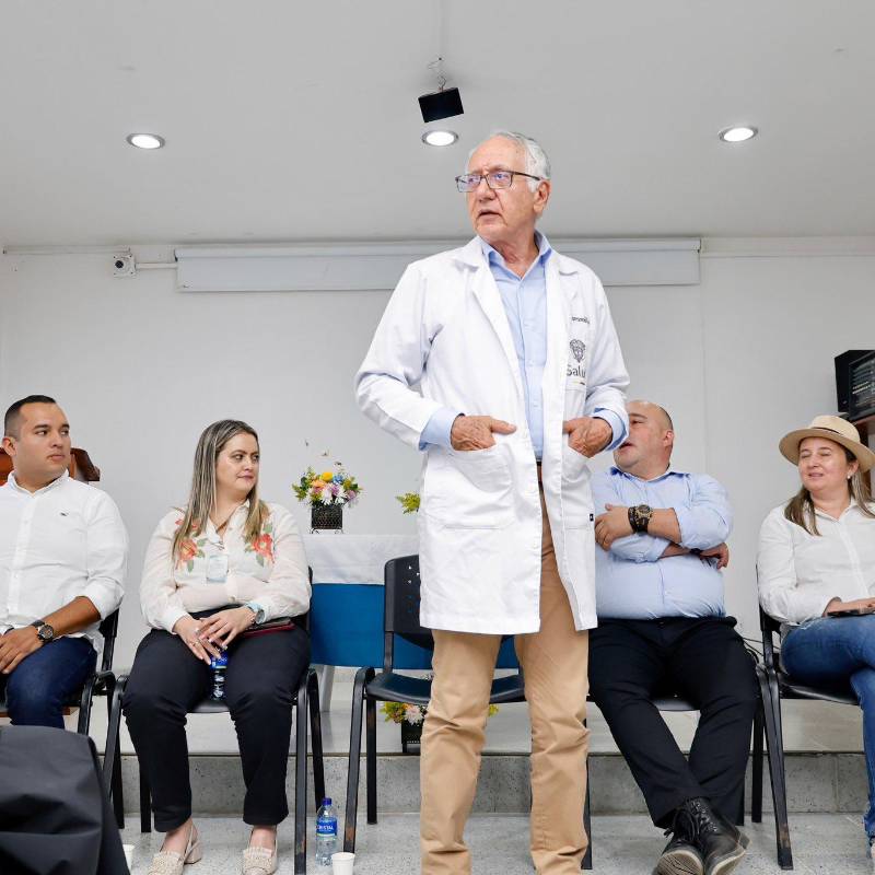 Al centro, el ministro de Salud Guillermo Jaramillo. A la izquierda, el representante “trujillista” Daniel Restrepo C. A su derecha, de sombrero, la representante “bedoyista” María Eugenia Lopera. FOTO imagen tomada de redes