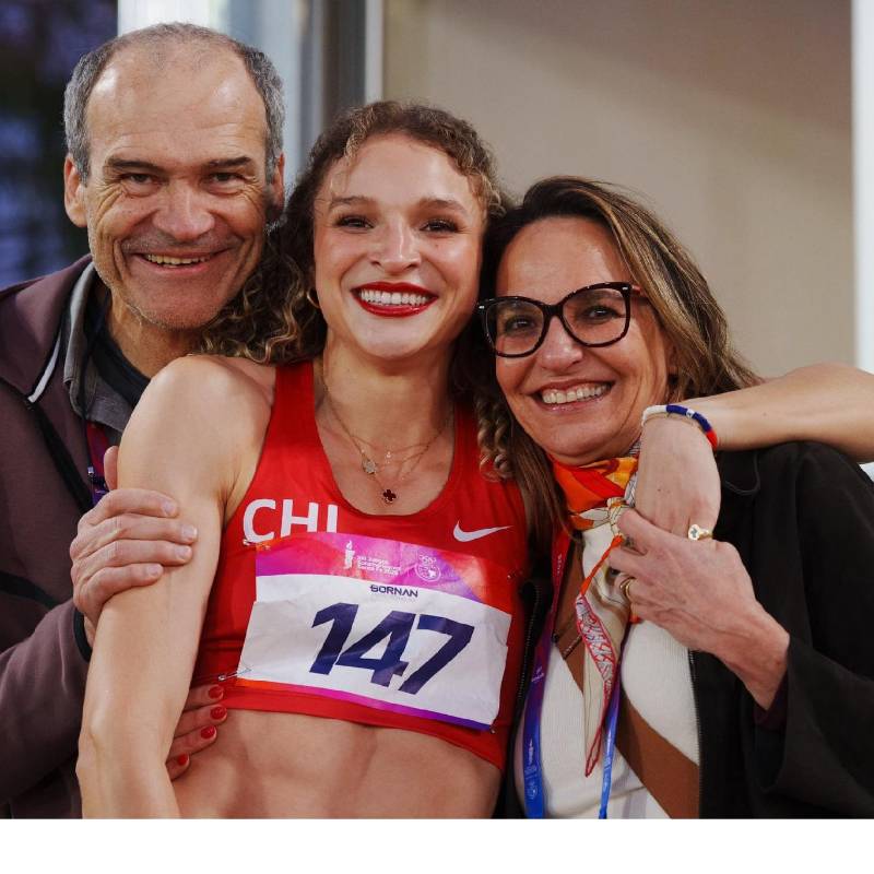 Martina Weil celebró junto a sus padres, Ximena Restrepo y Gert Weil, después de batir el récord de los 400 metros que su madre había establecido hace 32 años. FOTO: X-PANAMSPORTS