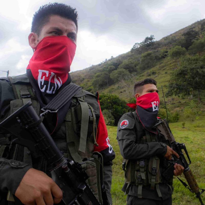 Las autoridades también denunciaron que, mediante granadas transportadas por drones, se atacó una estación de policía. Foto: AFP