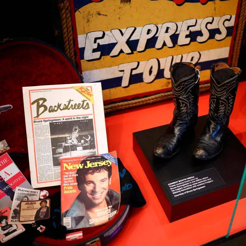 Un par de botas de vaquero se exhiben durante una presentación a la prensa del “Centro Bruce Springsteen para la Música Estadounidense” en el campus de la Universidad de Monmouth en West Long Branch, Nueva Jersey. Foto Afp