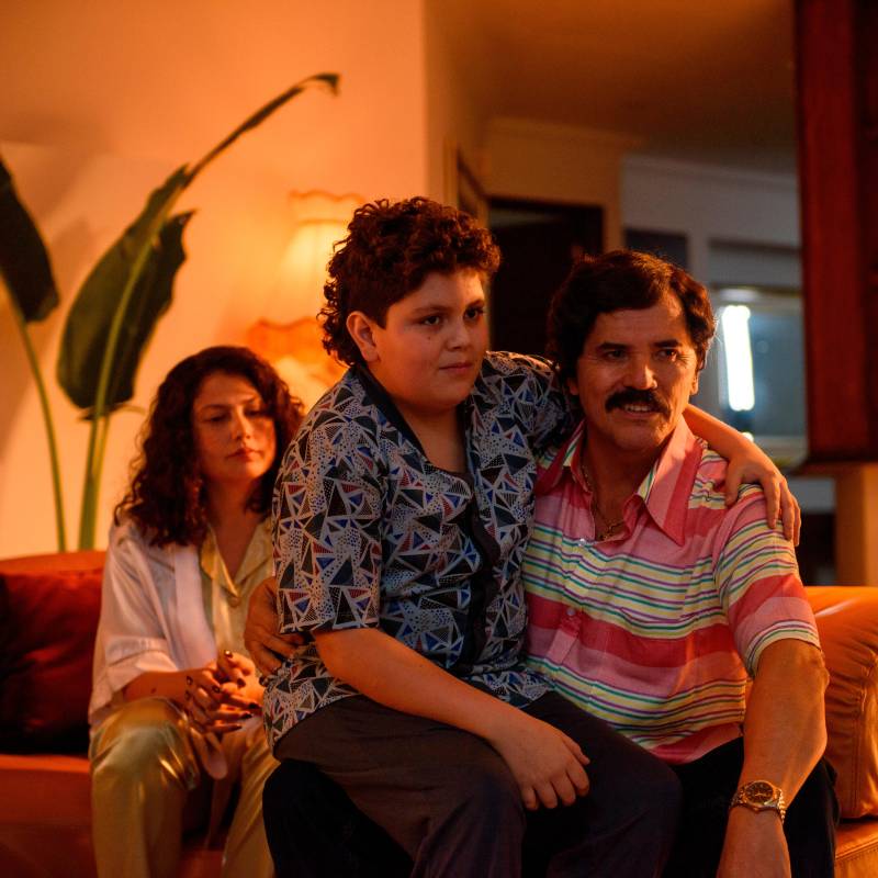 John Leguizamo, a la derecha, interpretando a Pablo Escobar en una nueva serie. FOTO Cortesía Disney+
