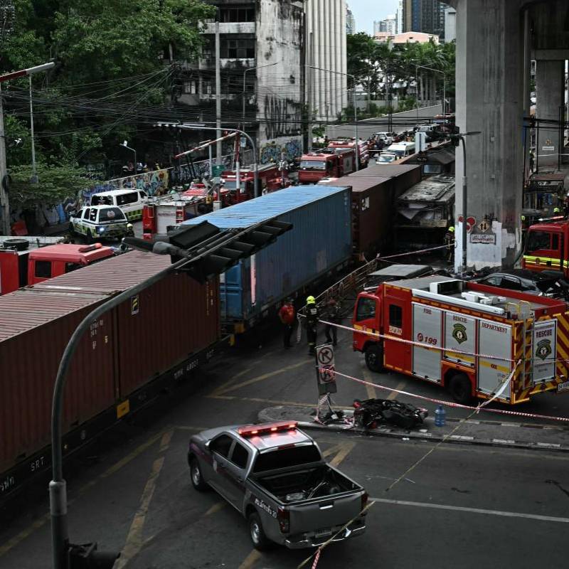 El accidente entre un tren y un autobús provocó un incendio en una concurrida zona de Bangkok. FOTO: AFP.