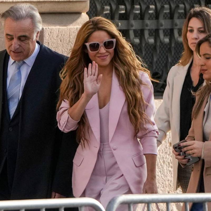 La cantante colombiana Shakira (segunda por la izquierda) llega con su abogado Pau Molins (izq.) al Tribunal Superior de Justicia de Cataluña para su juicio por fraude fiscal, en Barcelona, el 20 de noviembre de 2023. Ahora, los tribunales españoles han ordenado a la Hacienda Pública que reembolse a la artista más de 55 millones de euros que fueron cobrados indebidamente. FOTO: AFP.