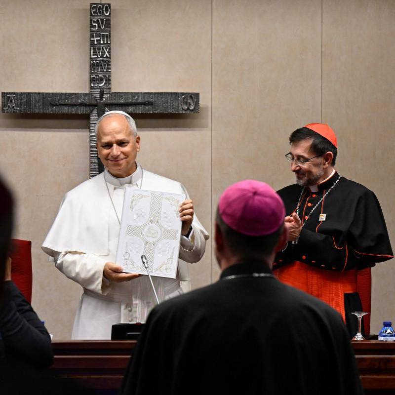 El papa León XIV interviene durante su visita oficial a España, donde condenó los abusos sexuales en la Iglesia, defendió los derechos de los migrantes y llamó a proteger la vida humana desde la concepción hasta la muerte natural. FOTO: AFP.