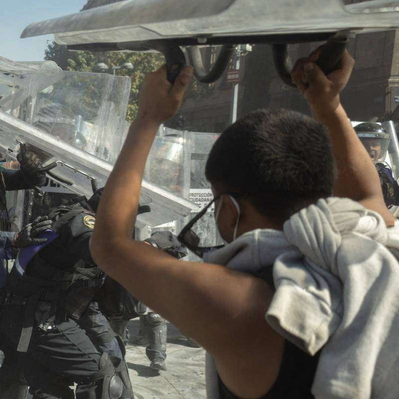 Manifestantes se enfrentaron con la policía antidisturbios en una protesta contra el gobierno de la presidenta de México, Claudia Sheinbaum, en la Plaza del Zócalo de la Ciudad de México. FOTO: Eva Fonseca. Agencia AFP